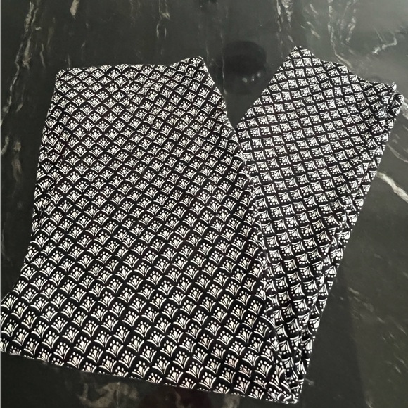 Chicos, black and white tapered ankle pants in Chico’s size 2.5 - Picture 2 of 14